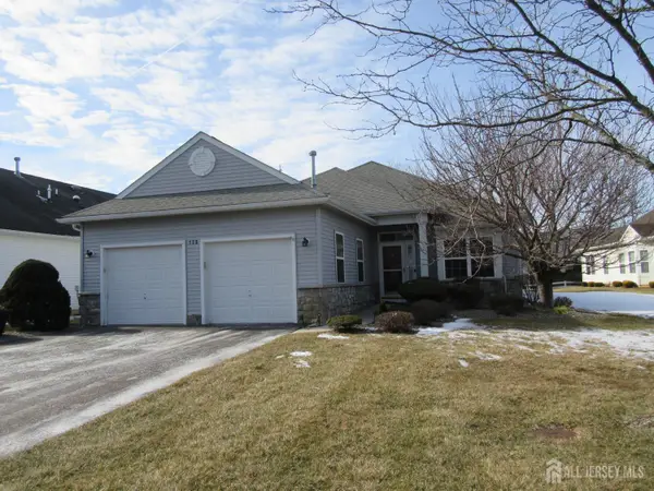 -125 Fontaine Court, Monroe, NJ 08831