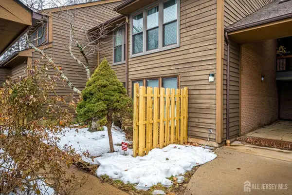 -133 Oakmont Court, Edison, NJ 08820