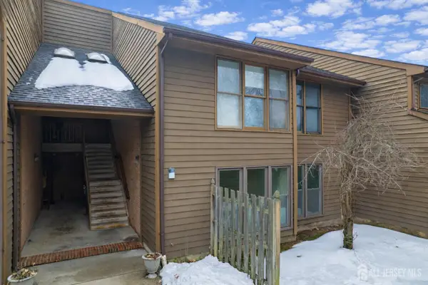 -127 Oakmont Court, Edison, NJ 08820