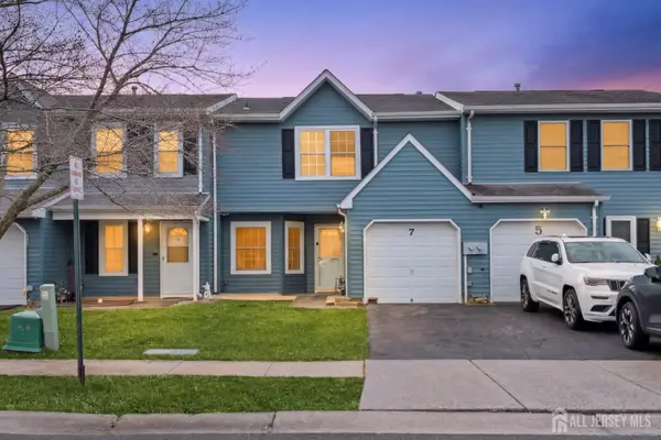 -7 Farragut Square, Freehold, NJ 07728