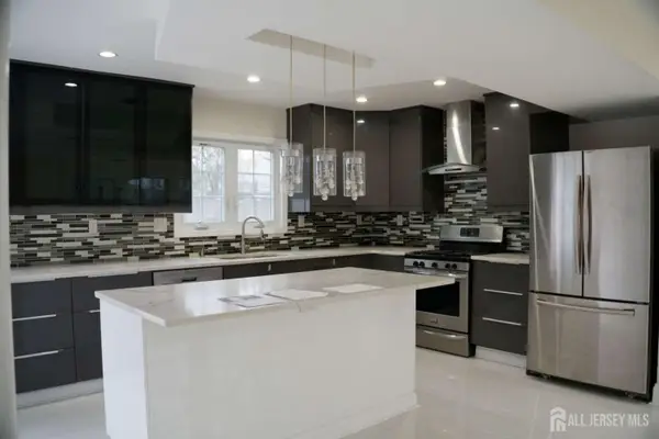 -8 Stephenville Parkway, Edison, NJ 08820