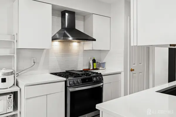 -5 Hawthorn Drive, Edison, NJ 08820