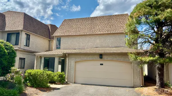 -21 Carriage Place, Edison, NJ 08820
