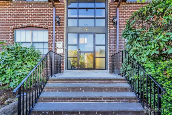 -812 Green Hollow Drive, Iselin, NJ 08830