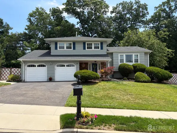 -4 Avon Way, Sayreville, NJ 08859