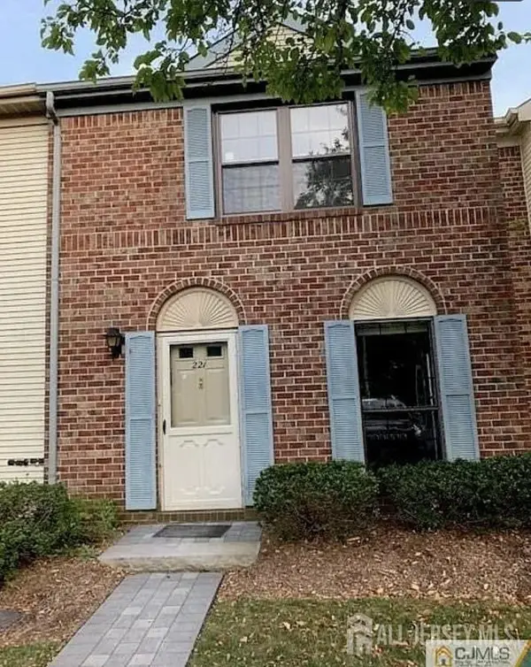 -221 Hampshire Court, Piscataway, NJ 08854