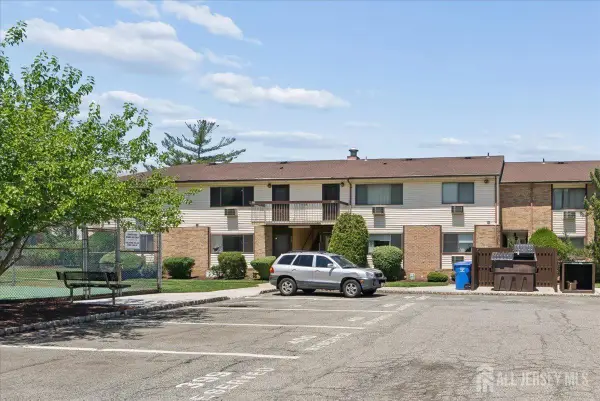 -816 Cricket Lane, Woodbridge Proper, NJ 07095