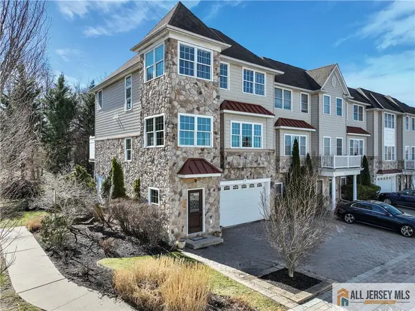 -12 White Oak Lane #112, Matawan, NJ 07747