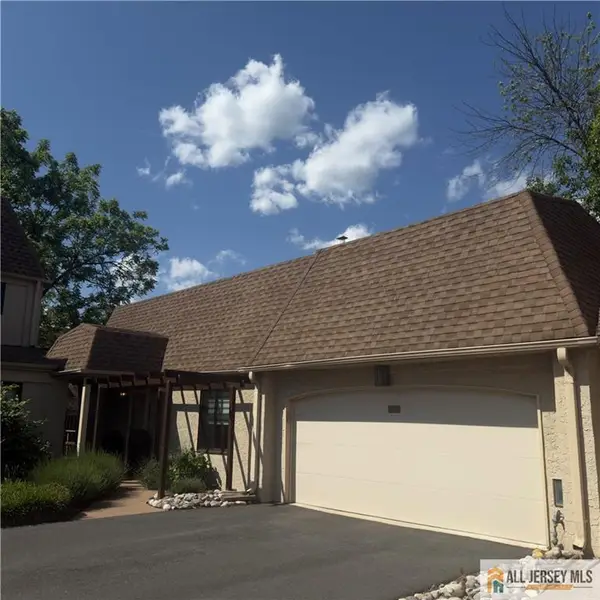 -2 Park Gate Drive #1002, Edison, NJ 08820