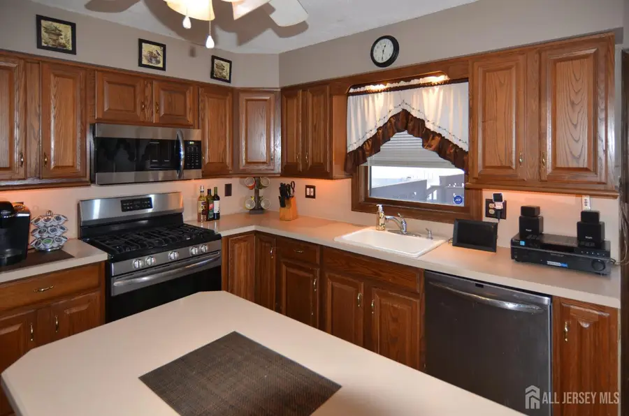 -27 Henley Street, Woodbridge, NJ 07095 - #3
