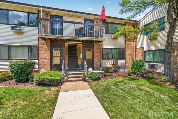 -818 Cricket Lane, Woodbridge Proper, NJ 07095
