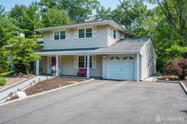 -560 Wakefield Drive, Metuchen, NJ 08840
