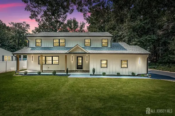 -300 E Chestnut Avenue E, Metuchen, NJ 08840