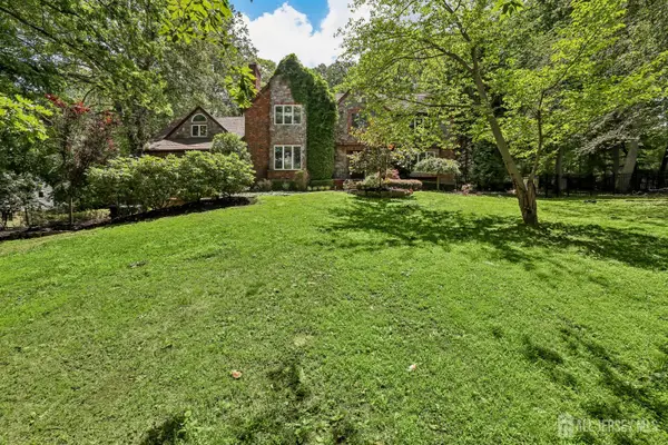 -827 Holmdel Road, Holmdel, NJ 07733