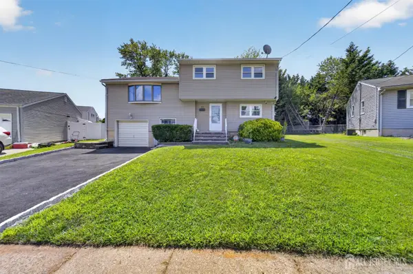 -17 Wedgewood Drive, Carteret, NJ 07008