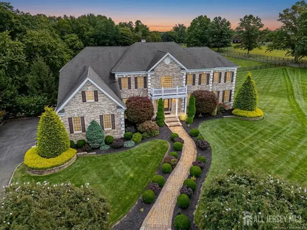 -8 Windhaven Court, Monroe, NJ 08831