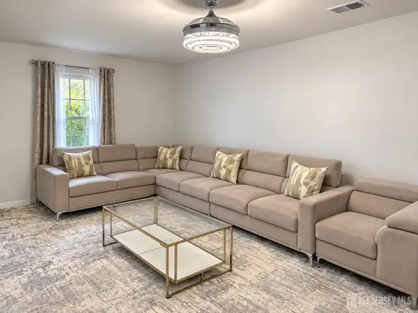 -324 Gill Lane #1J, Iselin, NJ 08830