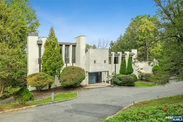 8 Vanderbilt Drive, Livingston, NJ 07039