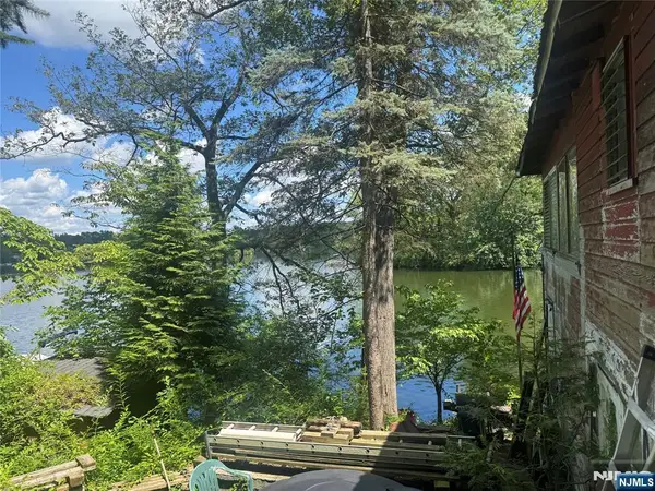 151 Pine Tree Road, Bloomingdale, NJ 07403