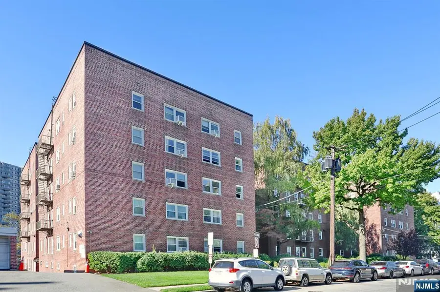 326 N Bridge Plaza 1I, Fort Lee, NJ 07024 - Image #2