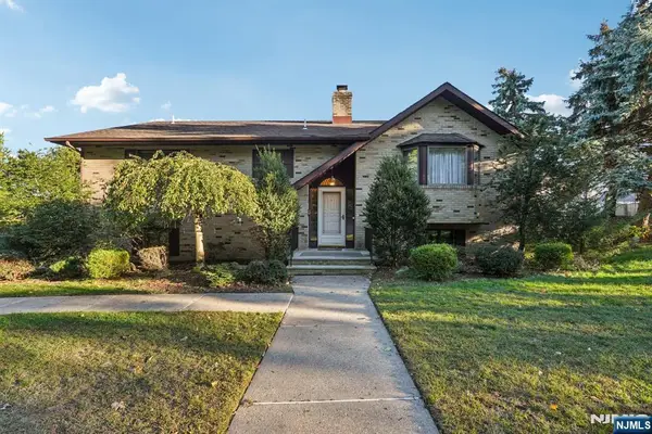 8 Cambridge Road, Totowa, NJ 07512