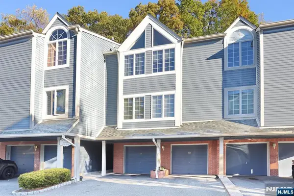 121 Surrey Court, Ramsey, NJ 07446