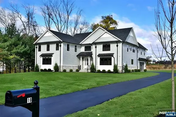 19 Meadowbrook Road, Upper Saddle River, NJ 07458