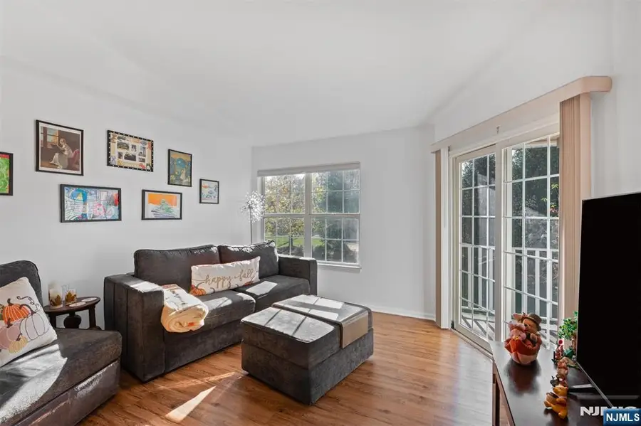 11 Parkside Court, Wayne, NJ 07470 - Image #2