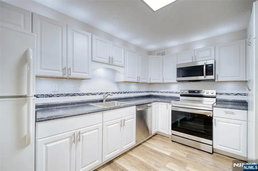 200 Division Street 3F, Cliffside Park, NJ 07010 - Image #3
