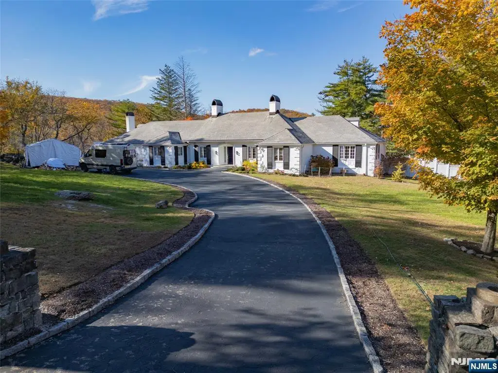 18 Pepperidge Tree Terrace, Kinnelon, NJ 07405 - Image #1