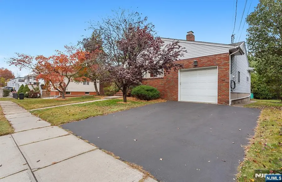 33 Chobot Lane, Elmwood Park, NJ 07407 - Image #2