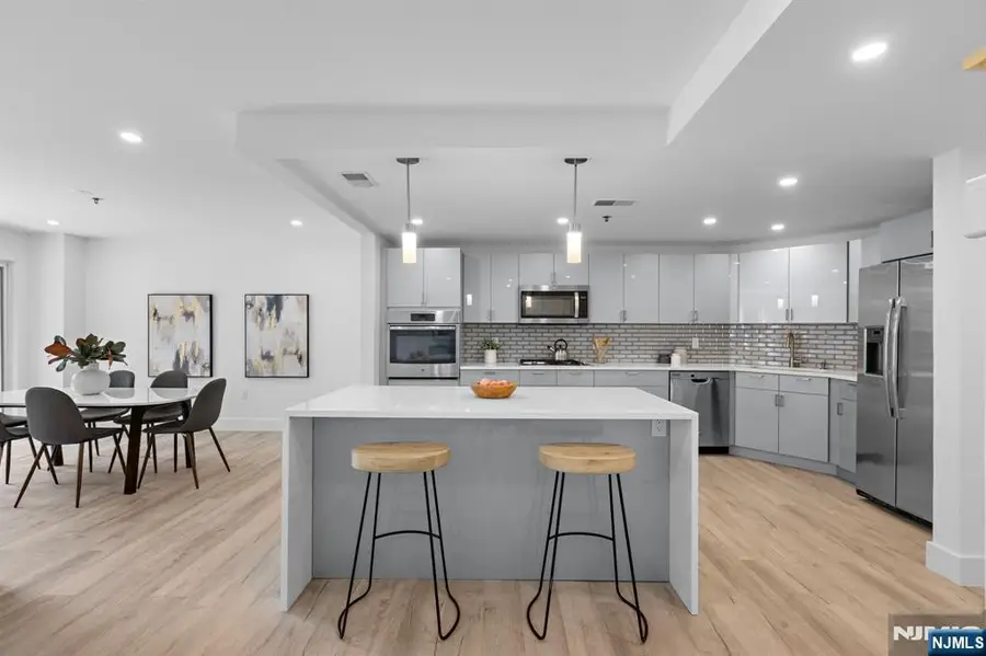 302 Smith Court, Edgewater, NJ 07020 - Image #3