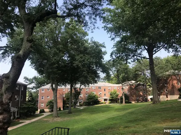 1470 W TERRACE Circle 4, Teaneck, NJ 07666