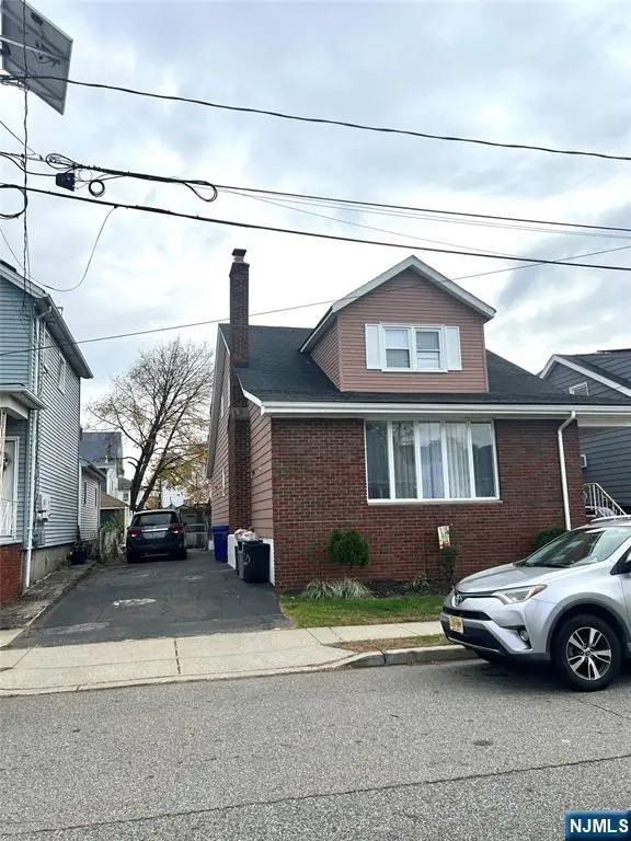 20 Elizabeth Place, Totowa, NJ 07512