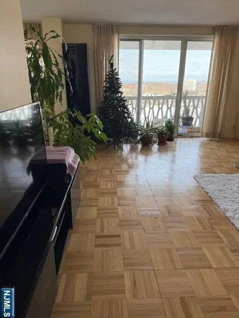 2000 Linwood Avenue 8B, Fort Lee, NJ 07024 - Image #3