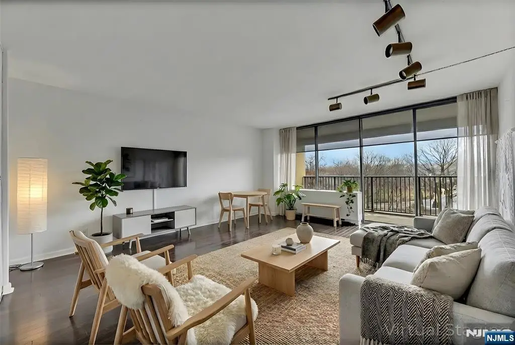 6 Horizon #306, Fort Lee, NJ 07024 - Image #1