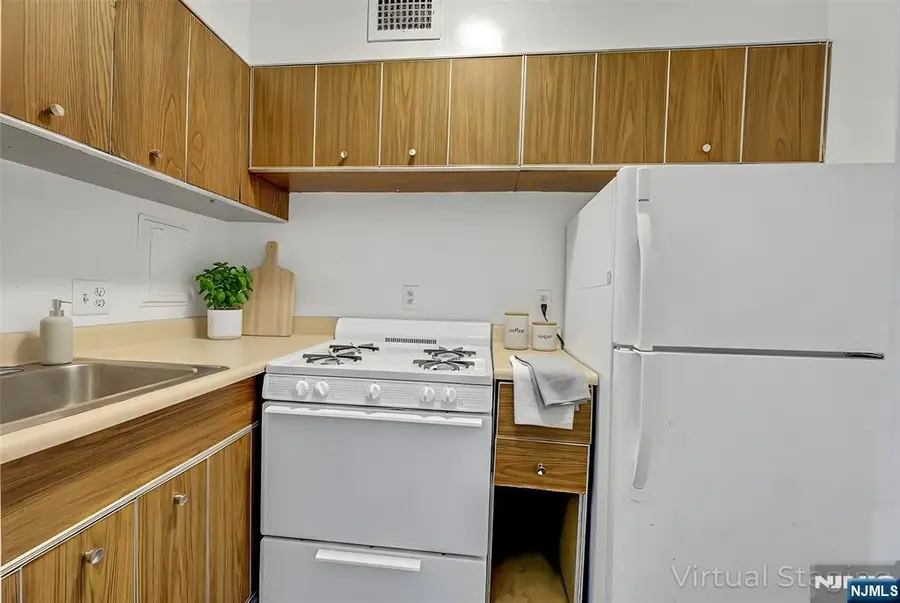 6 Horizon #306, Fort Lee, NJ 07024 - Image #3