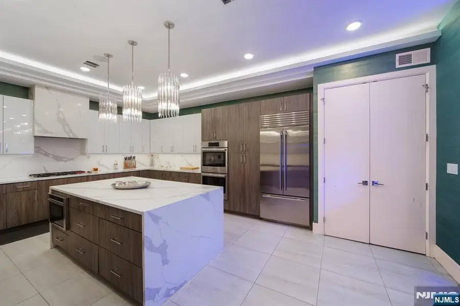 606 Undercliff Avenue 1, Edgewater, NJ 07020 - Image #2