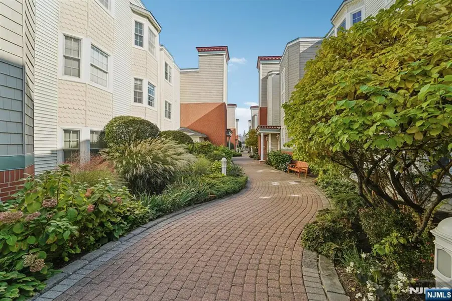 129 The 129, Edgewater, NJ 07020 - Image #3