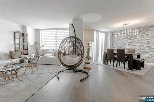 806 Harmon Cove Tower 806, Secaucus, NJ 07094