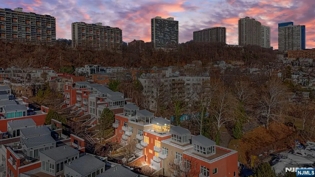 9 Vela Way, Edgewater, NJ 07020 - Image #1