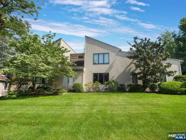 5 Bourbon Street, Wayne, NJ 07470