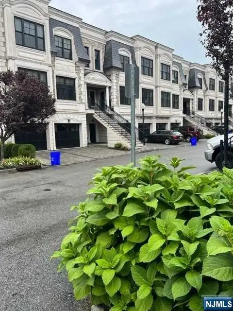 14 Marquis Court 14, Edgewater, NJ 07020