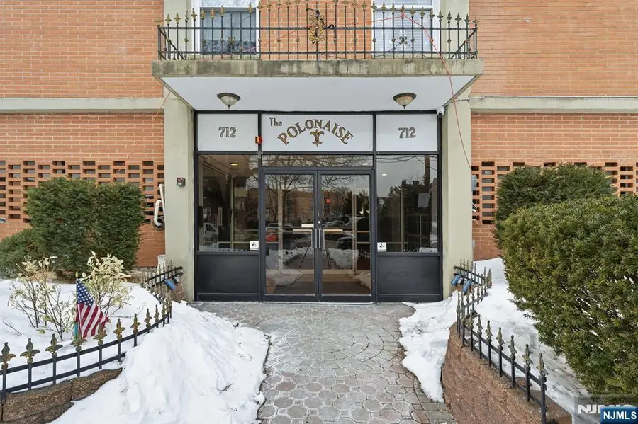 712 Broad Street 3C, Elizabeth, NJ 07208 - #2