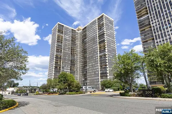 300 Winston Drive #C1521, Cliffside Park, NJ 07010