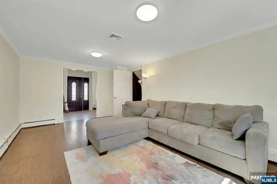 18-00 Scialla Court, Fair Lawn, NJ 07410 - #3