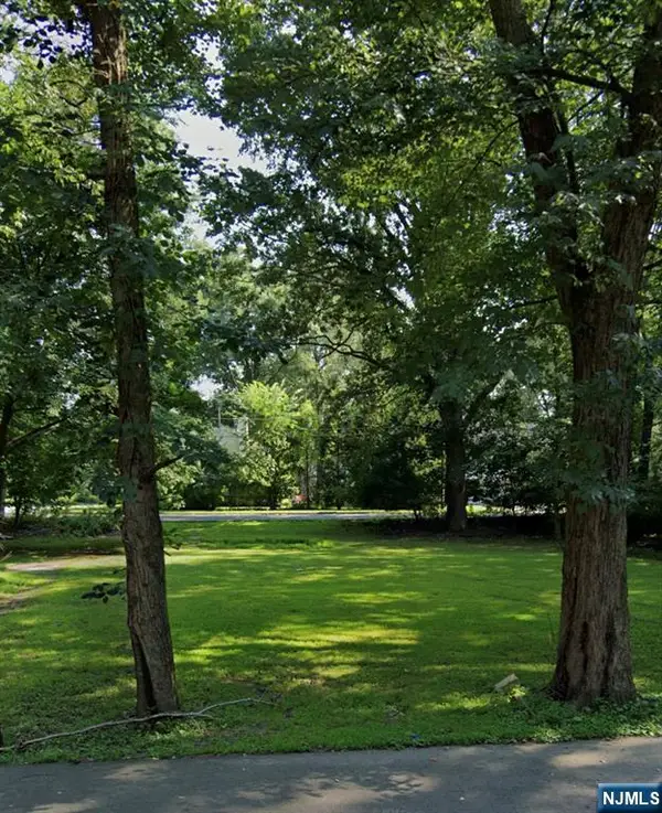 33 Beechwood Drive, Hillsdale, NJ 07642