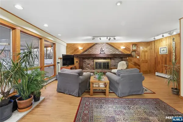 70 Walnut Street, Oakland, NJ 07436