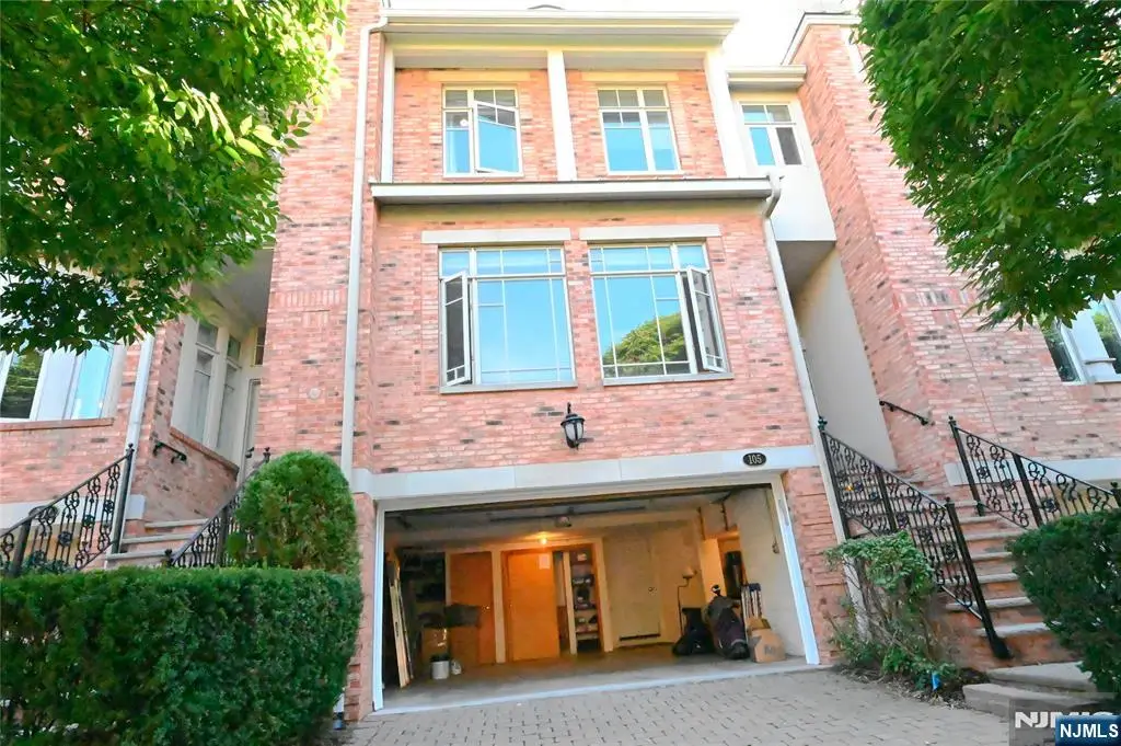 105 Hudson Cove 105, Edgewater, NJ 07020 - #1