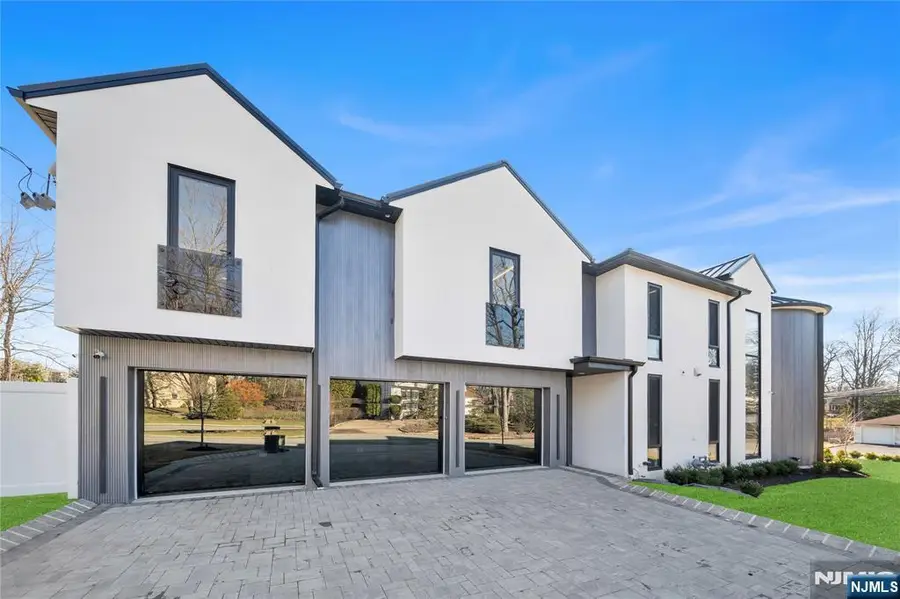 11 Roberts Road, Englewood Cliffs, NJ 07632 - #3